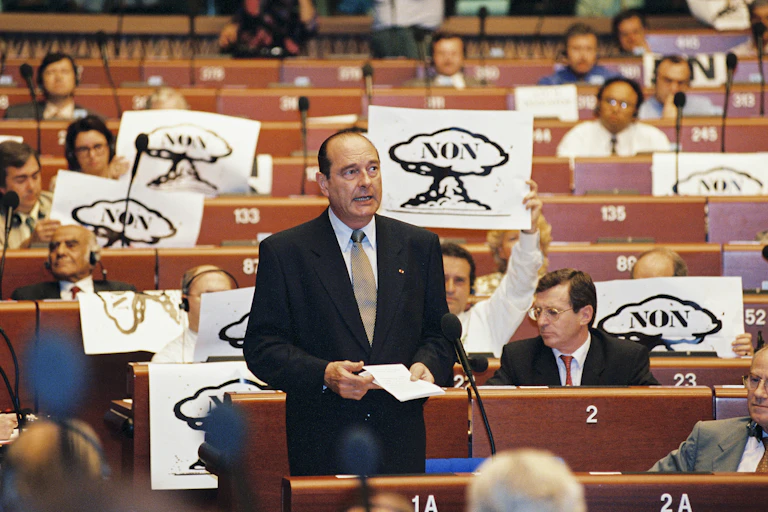Jacques Chirac se heurte à une protestation de la part de ses membres lors d'une visite officielle au Parlement européen à Strasbourg en juillet 1995.