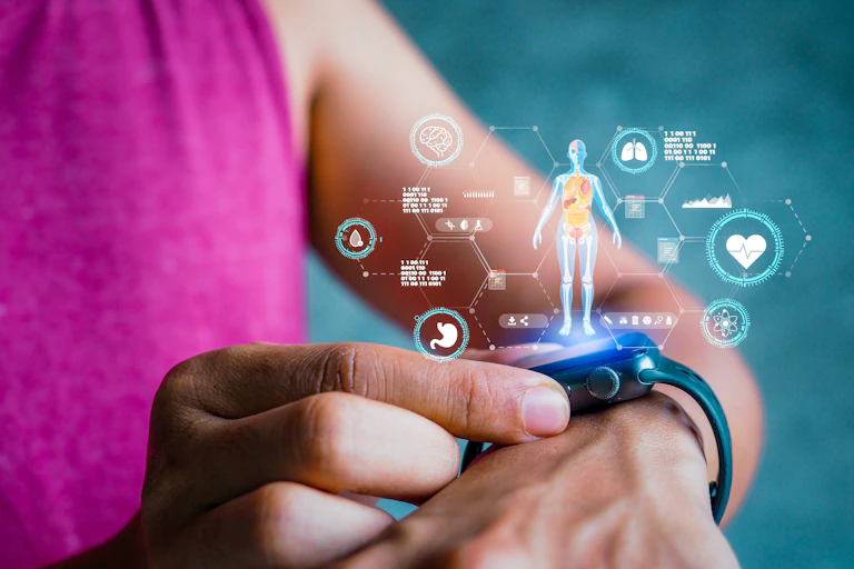 Un montage montrant une personne qui consulte une montre connectée, avec des informations de santé en surimpression