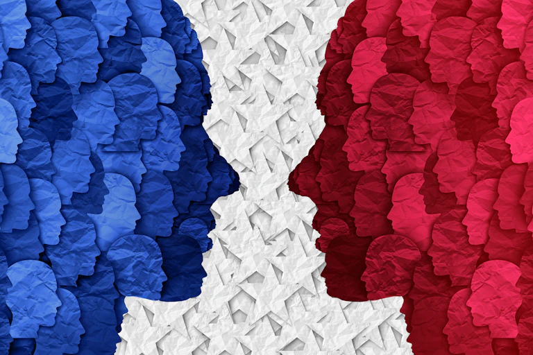 Visages se faisant face.