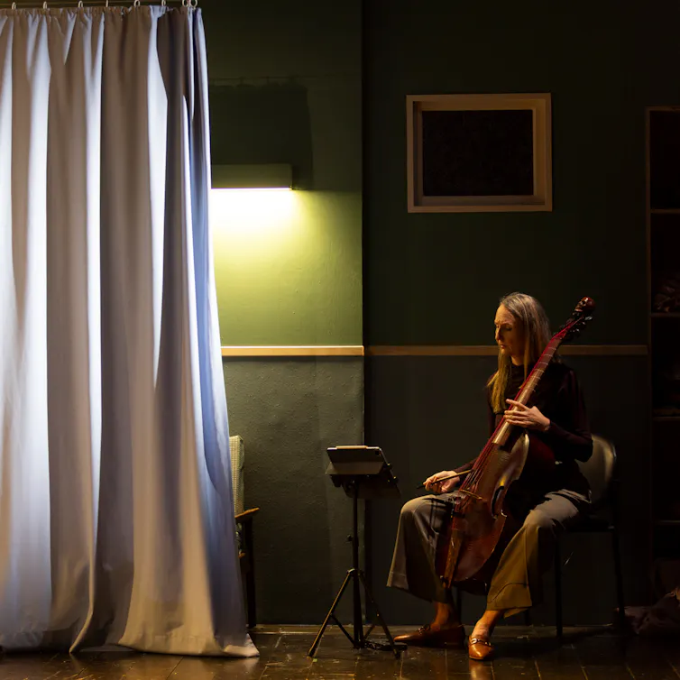 Production image: a woman and her viola da gamba.