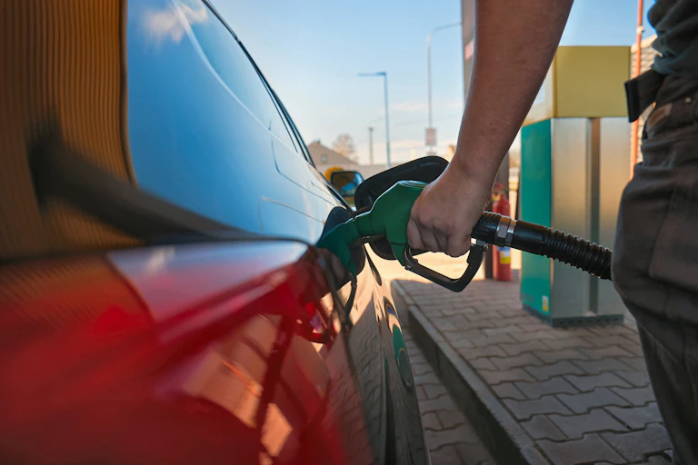 une personne fait le plein d'essence de sa voiture