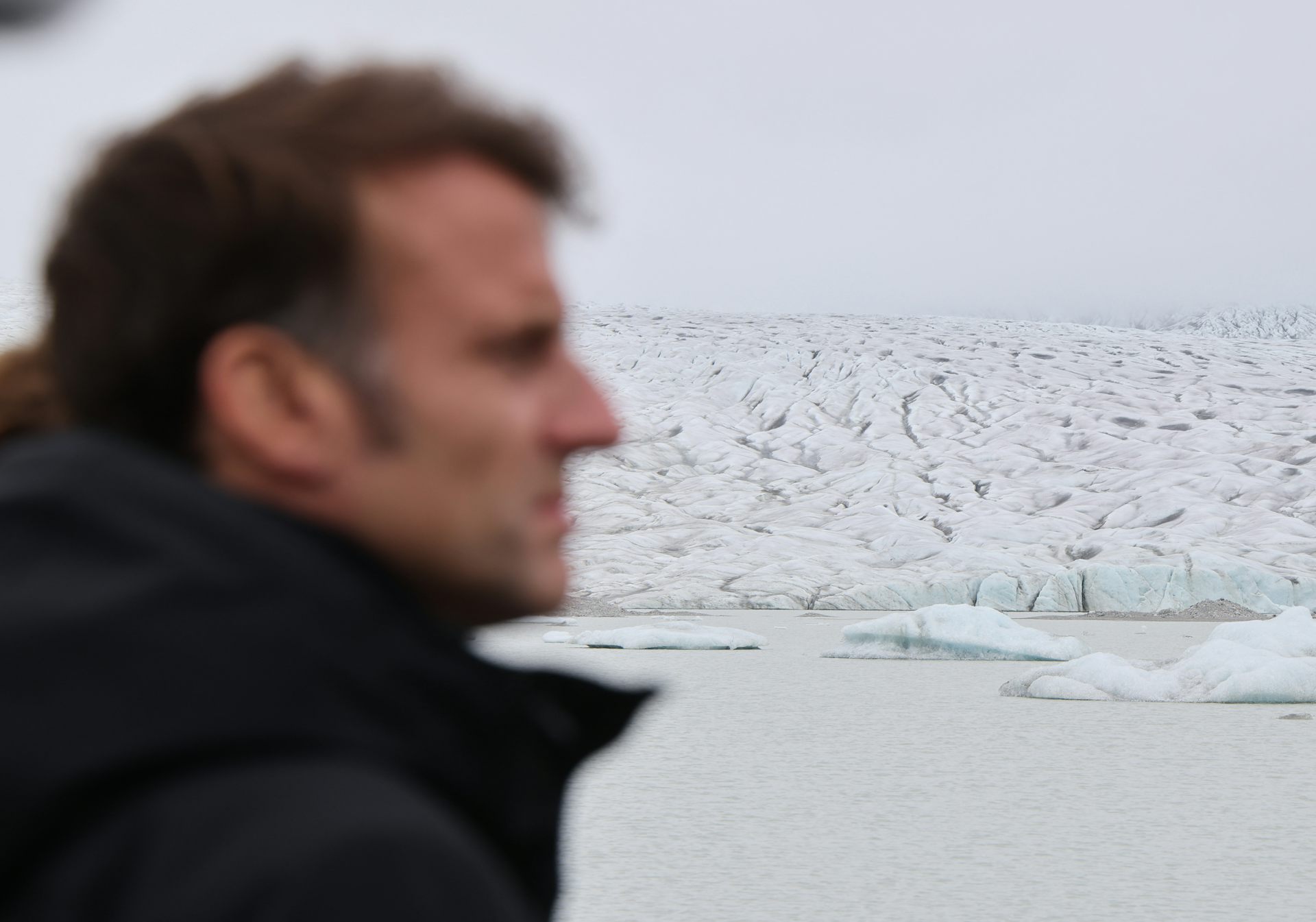 Emmanuel Macron devant la banquise du Groenland.