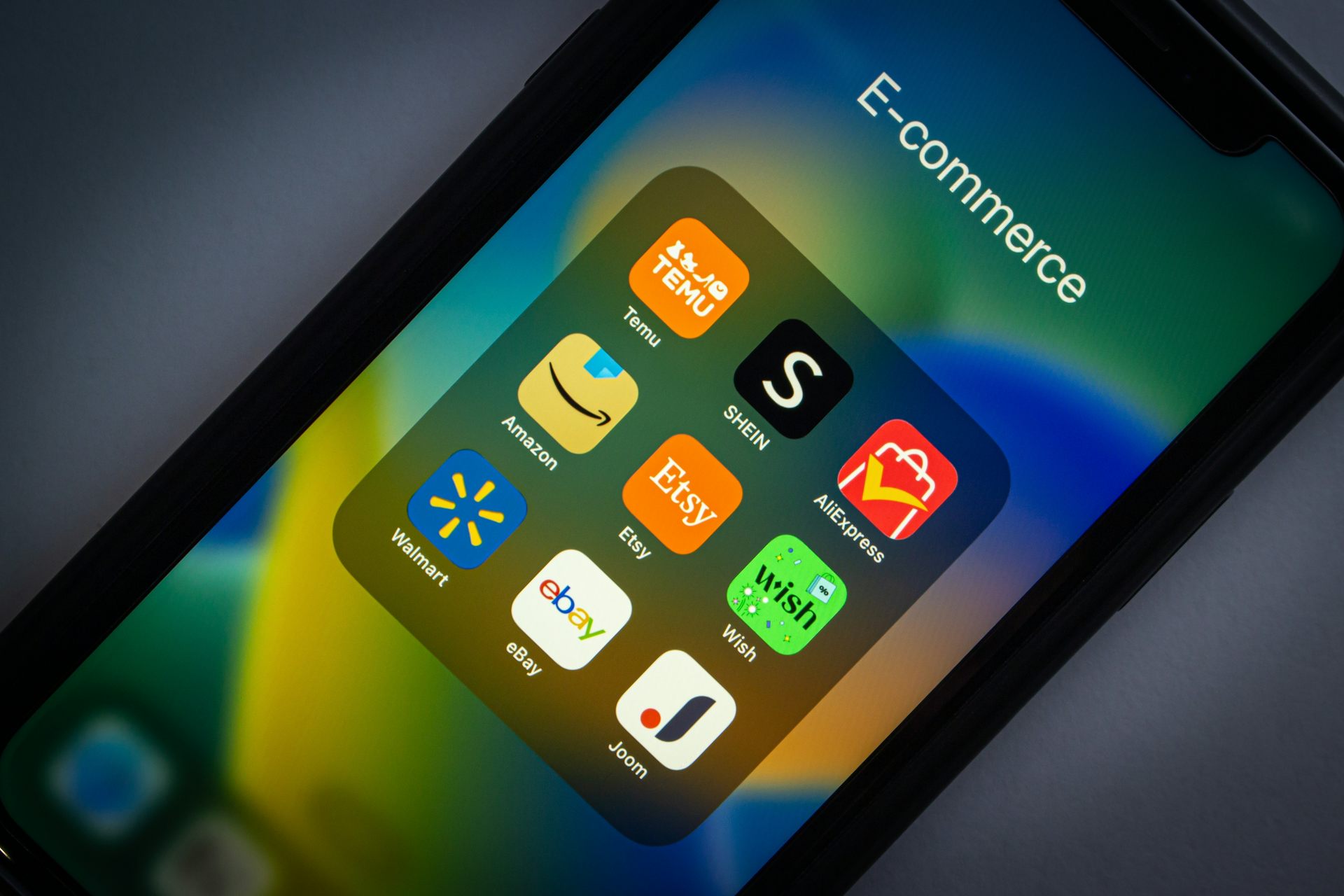 sur l'écran d'un smartphone plusieurs applus de commerce électronique