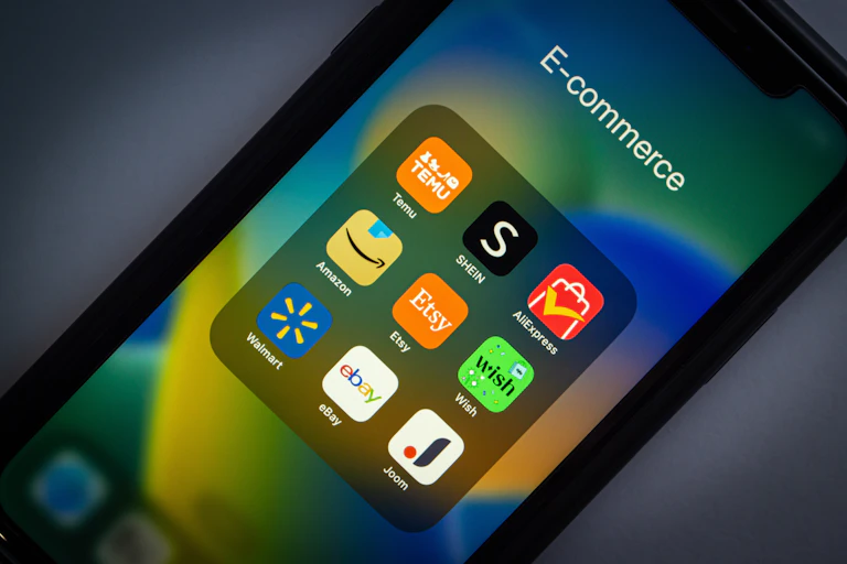 sur l'écran d'un smartphone plusieurs applus de commerce électronique
