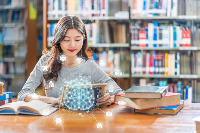 Joven rodeada de libros utilizando un tableta de la que emergen iconos relacionados con la inteligencia artificial