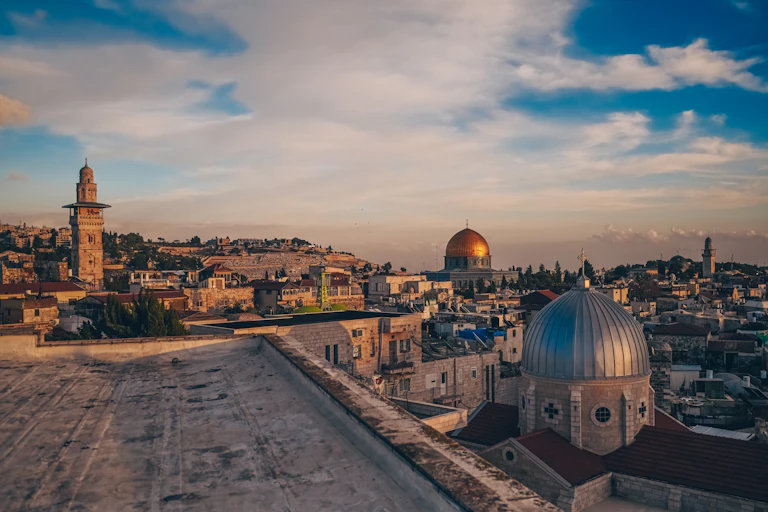 Hermosa vista panorámica de la ciudad vieja de Jerusalén al atardecer