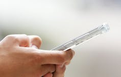 Si no aprendemos a los jóvenes sobre el ataque sexual y el consentimiento, los medios populares 1 Manos con un teléfono celular.