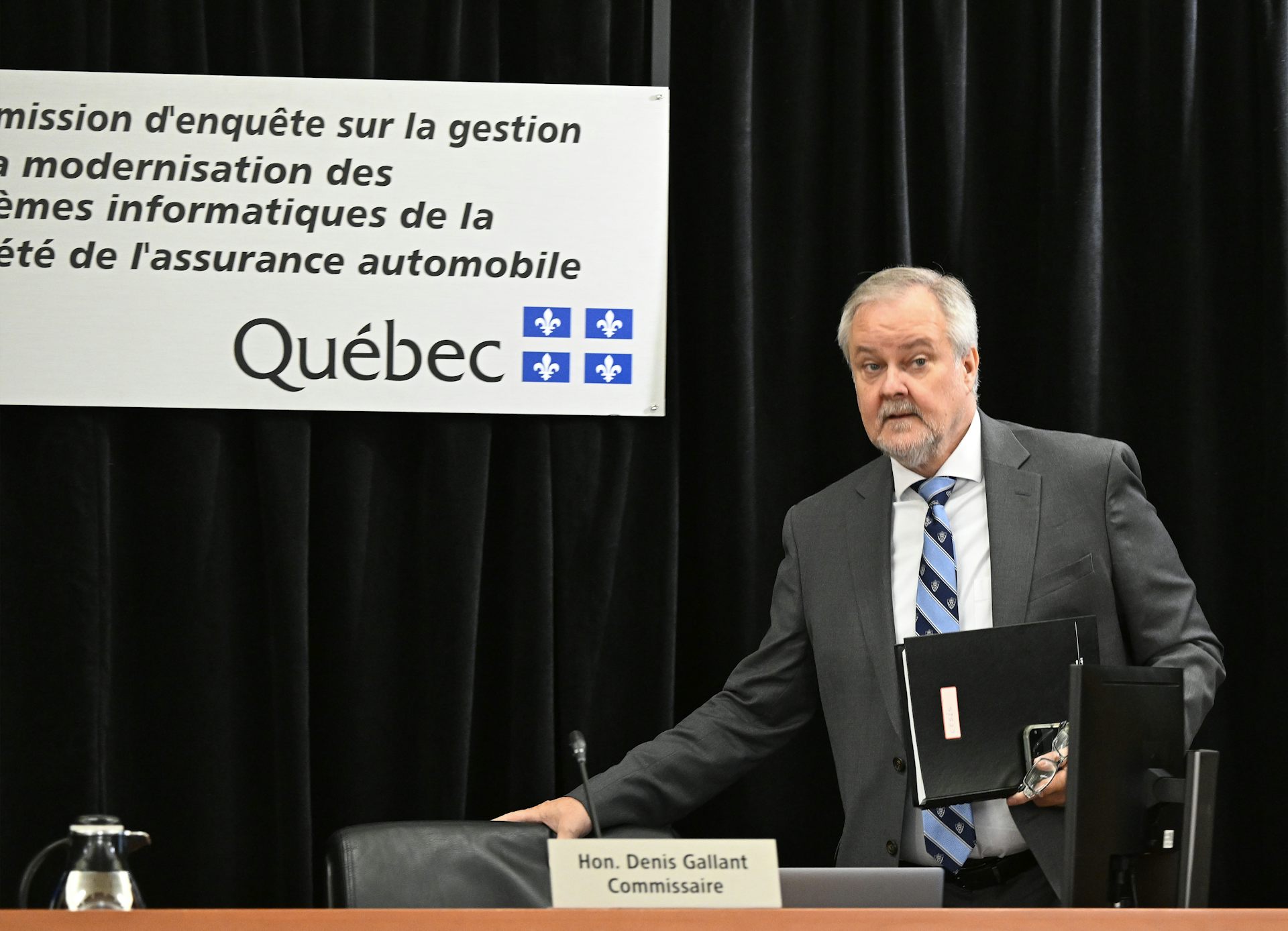 Un homme s'assoit à un bureau