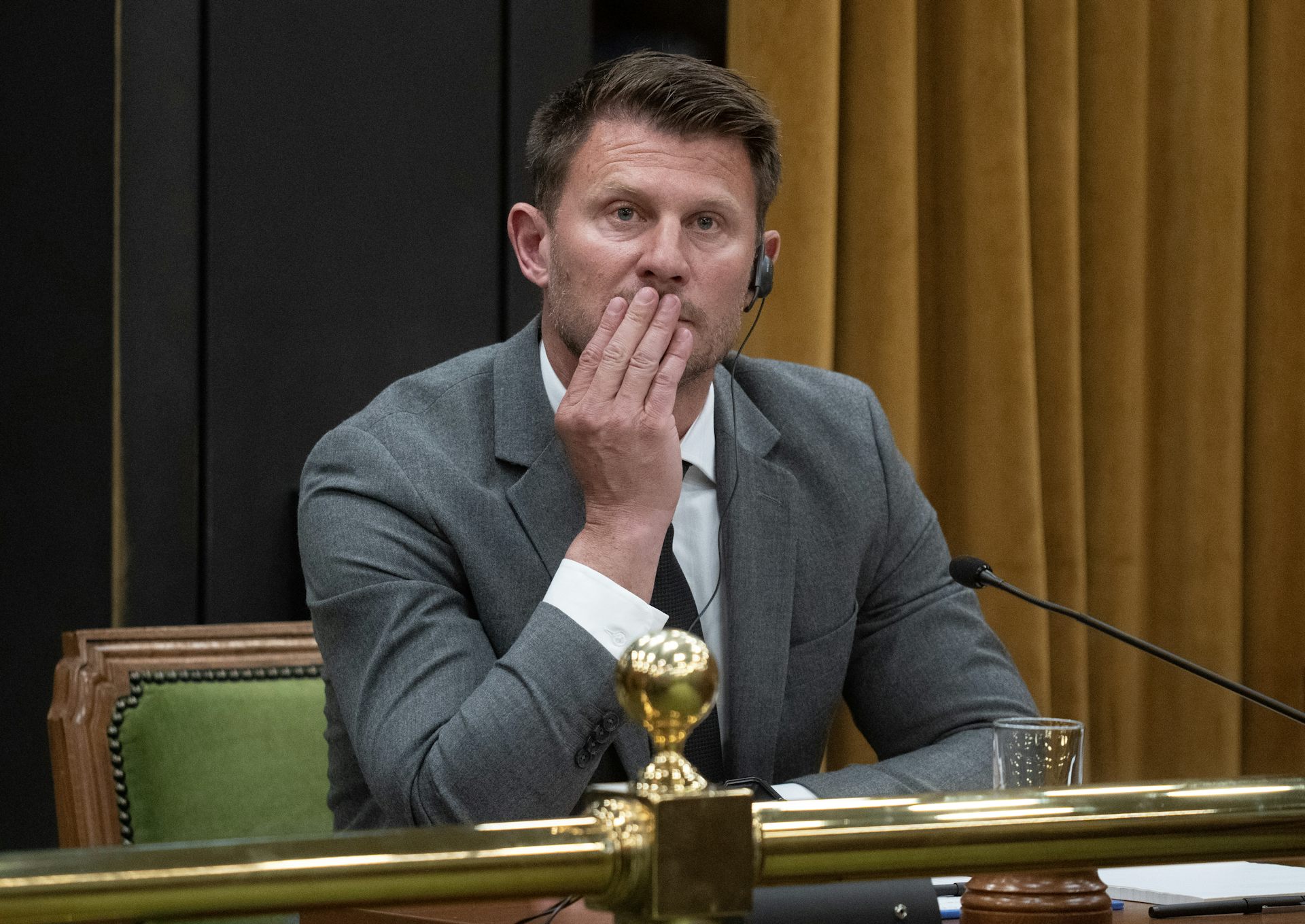 Un homme est assis à un bureu