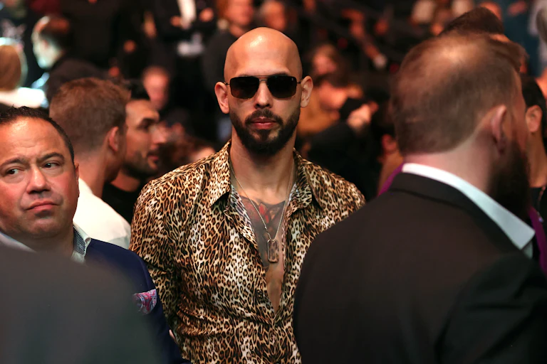 image d'un homme tatoué avec chemise léopard et lunettes de soleil