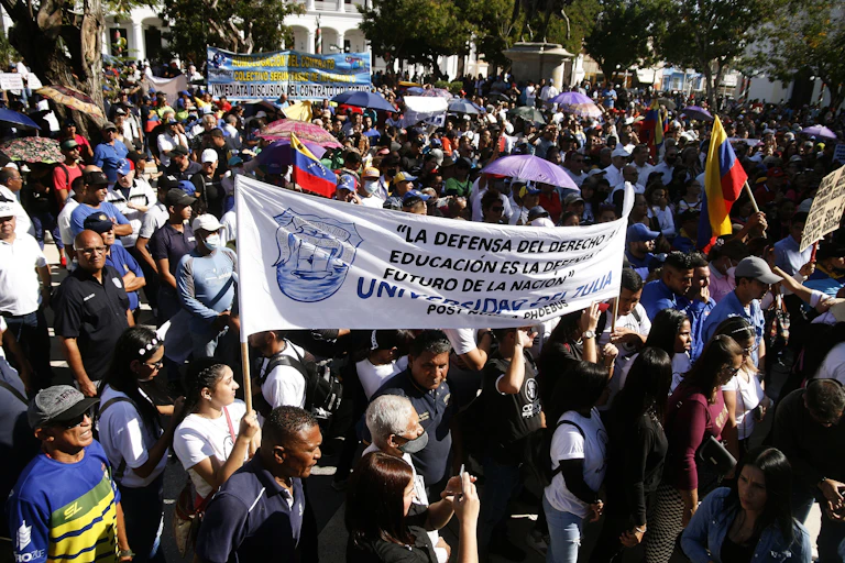 Manifestantes con banderas y pancartas