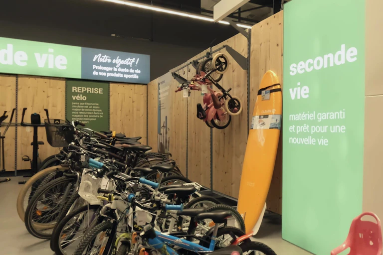Magasind e vélo avec un panneau "seconde vie".
