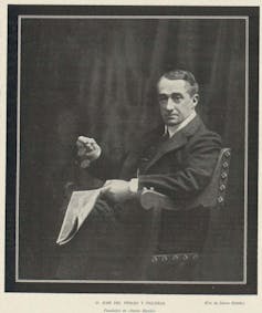 Retrato de un hombre mayor sentado y mirando a cámara.