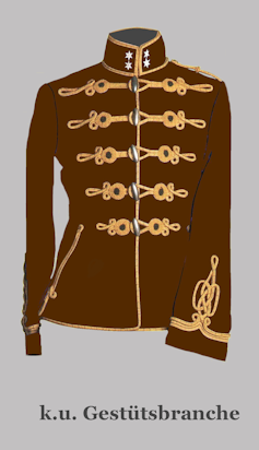Chaqueta con cuello alto cerrada con una especie de ligazón decorativo.