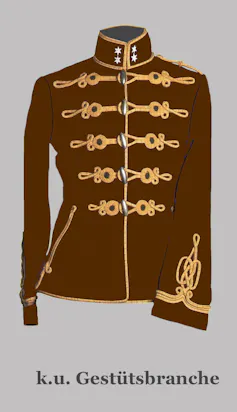 Chaqueta con cuello alto cerrada con una especie de ligazón decorativo.