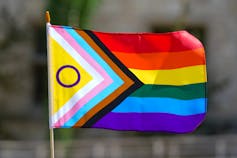 Una larga bandera.