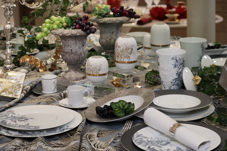 Assiettes et tasses en porcelaine fine et luxueuse de la Haviland, réalisée à Limoges