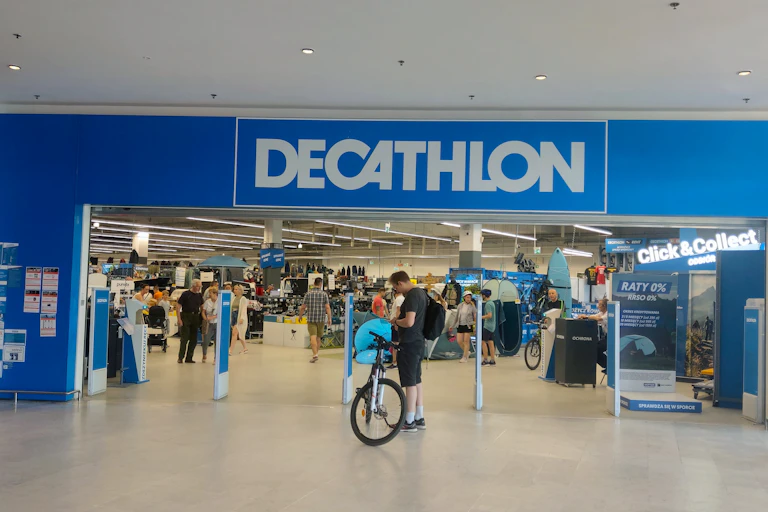 l'entrée d'un magasin Décathlon