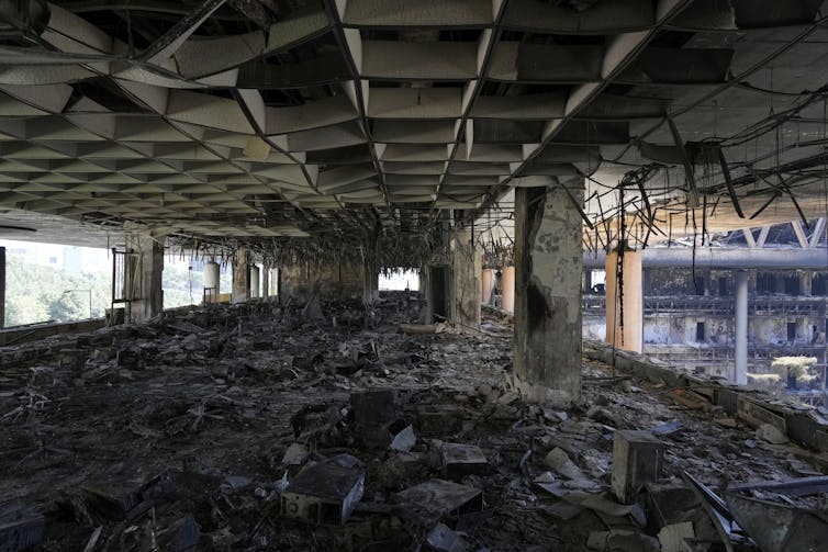 ¿Por qué Israel y ahora asegúrese de encontrar los límites de la energía aérea en Irán? 2 Foto del interior de las ruinas del edificio destruido.