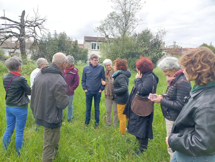 Les boboyaka sur l'emplacement de leur futur habitat coopératif.