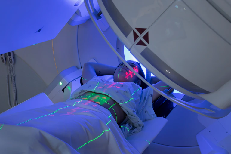 Mujer recibiendo tratamiento de quimioterapia
