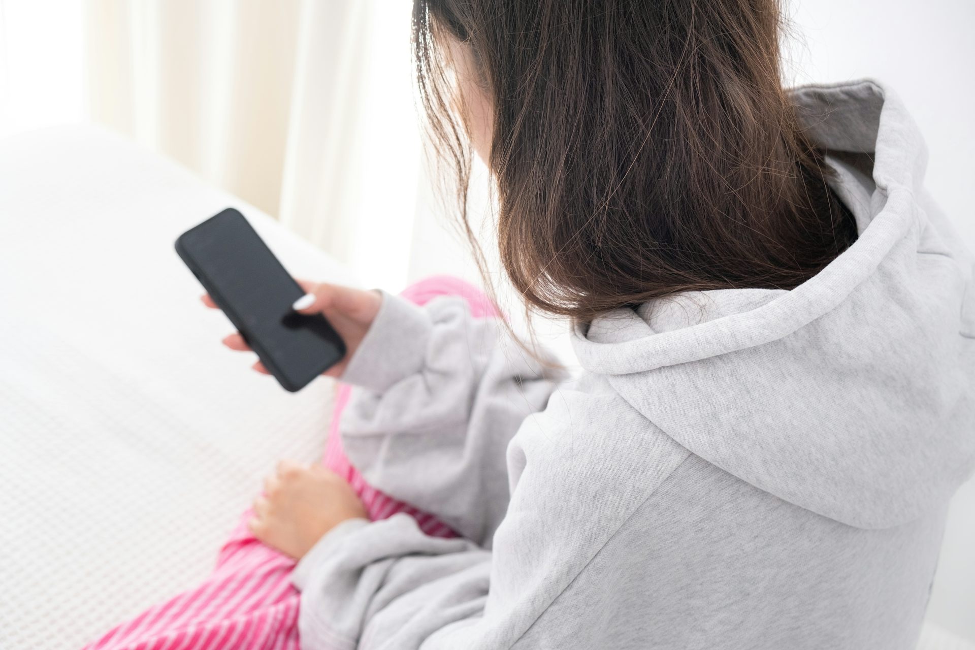 ¿Quién enseña el uso de internet a los adolescentes tutelados?