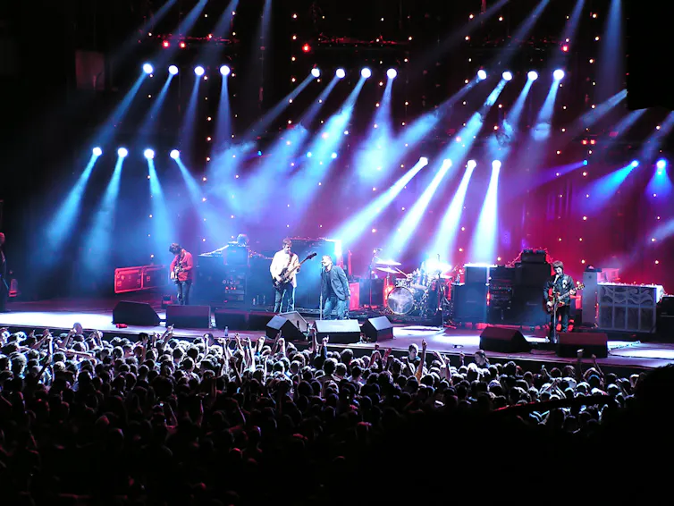 oasis live on stage in 2006