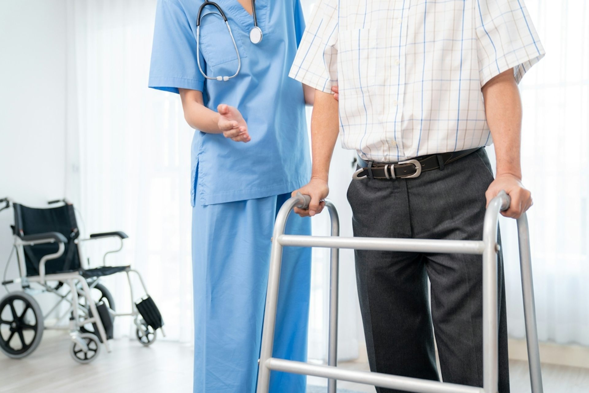 professionnel de la santé accompagne une personne en marchette