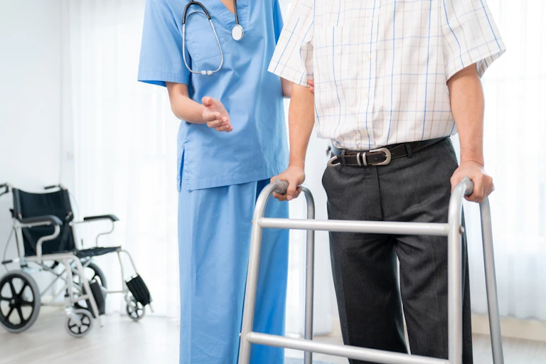 professionnel de la santé accompagne une personne en marchette