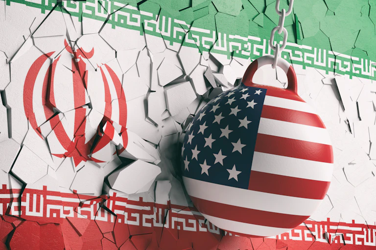Ilustración en la que una bola de demolición con la bandera de Estados Unidos agrieta una bandera iraní