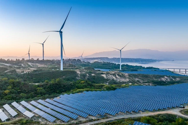 Des collines vallonnées couvertes d'énormes panneaux solaires alignés par groupes d'une trentaine et de plusieurs grandes éoliennes disséminées ici et là.