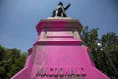 La base de datos de la estatua cubierta con rosa.
