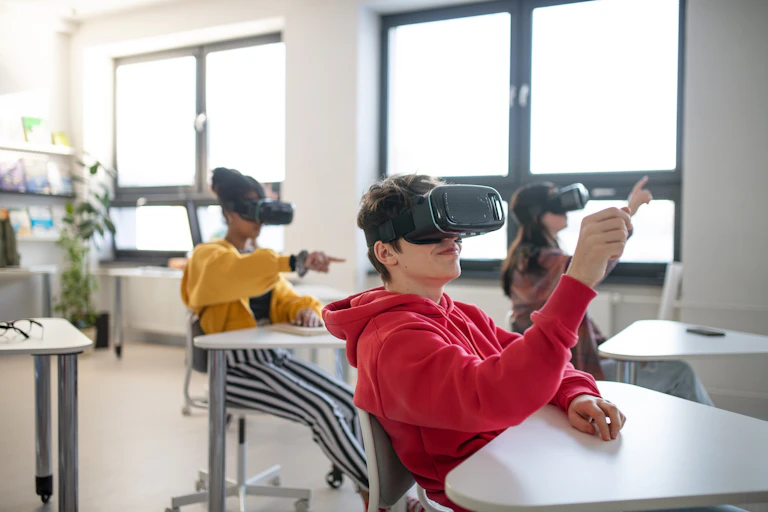 Alumnos con gafas de realidad virtual en un aula