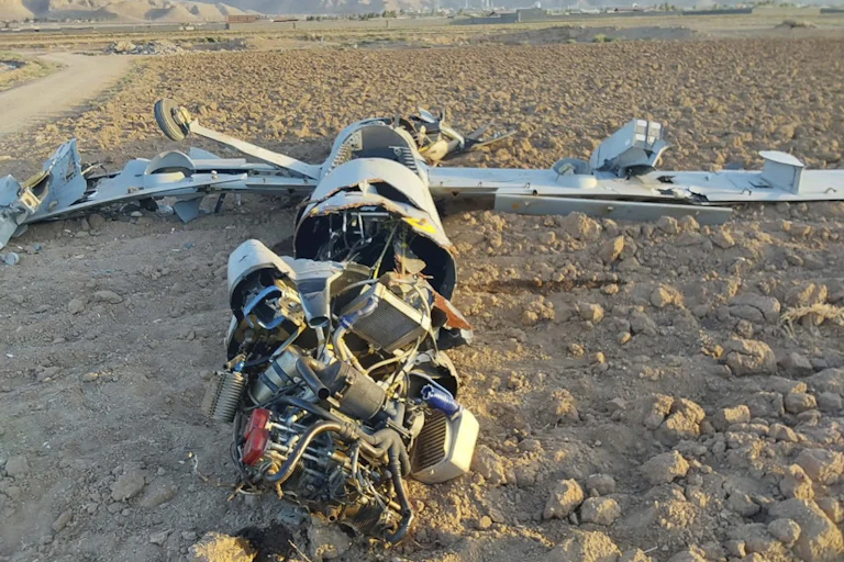Une image d'un drone détruit, gisant dans un désert