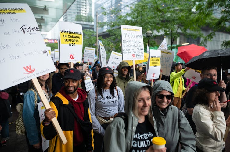 Personas con planads al aire libre.