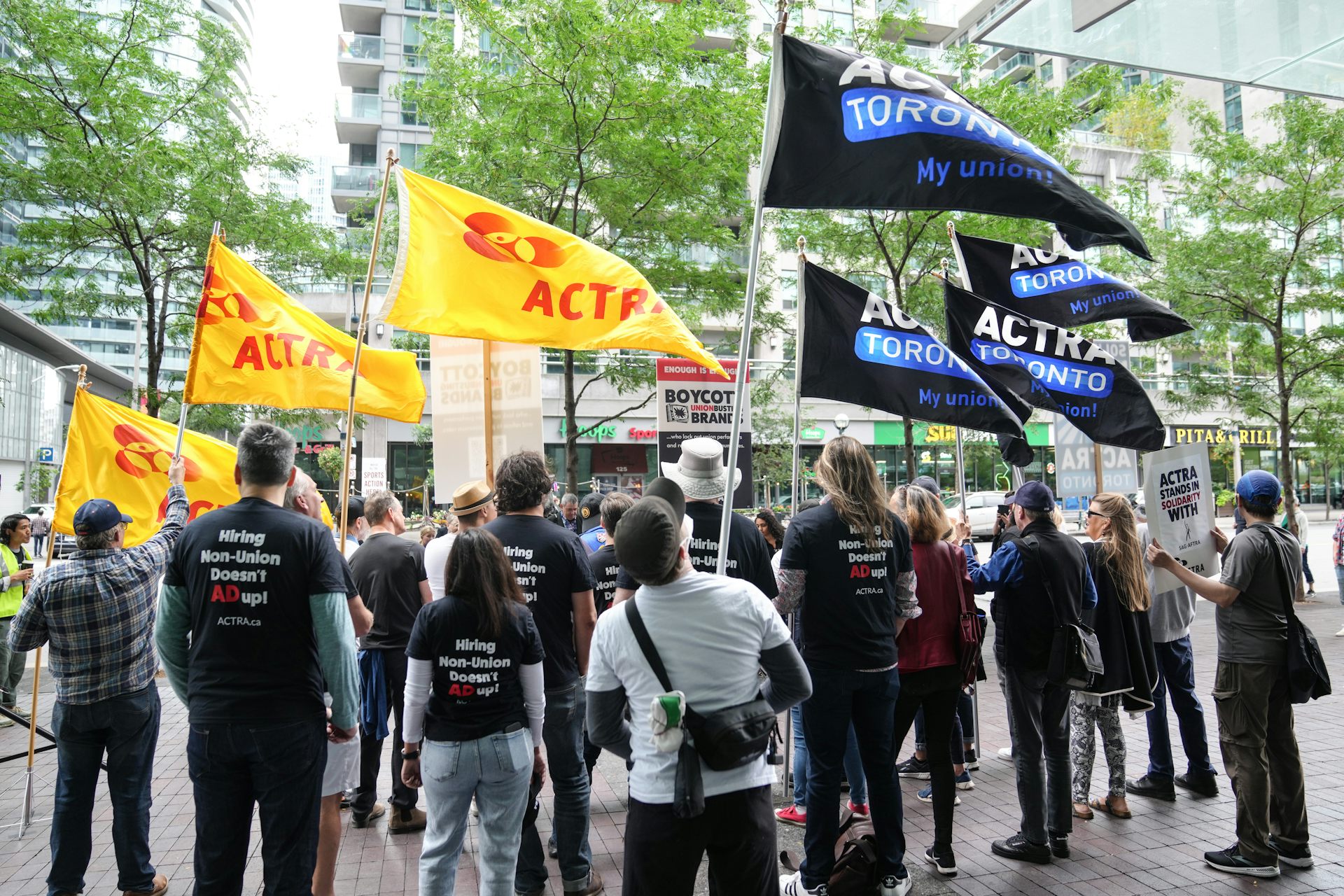 Personas con banderas de bandera al aire libre.