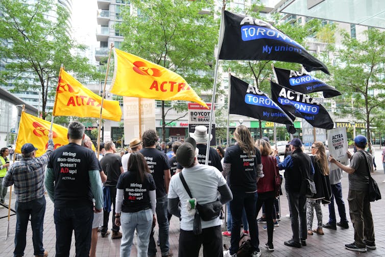 Personas con banderas de bandera al aire libre.