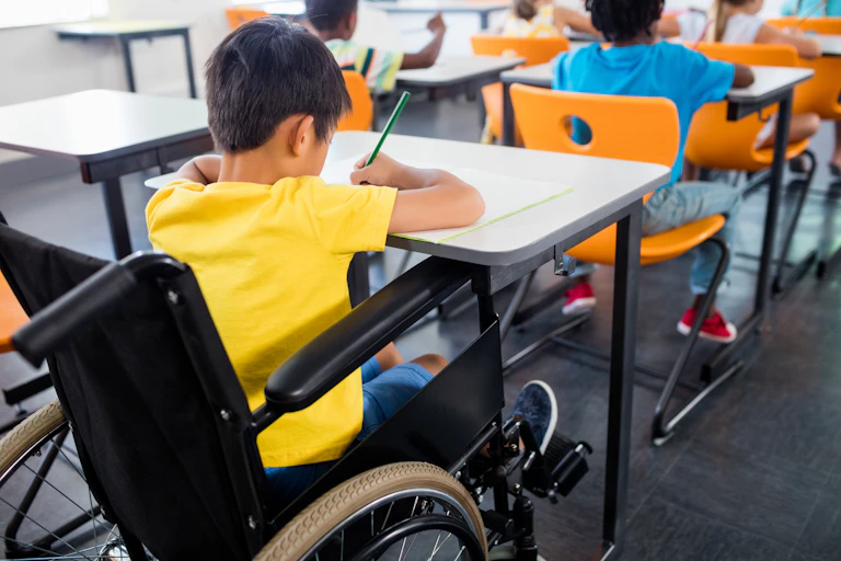 Alumno en clase en silla de ruedas