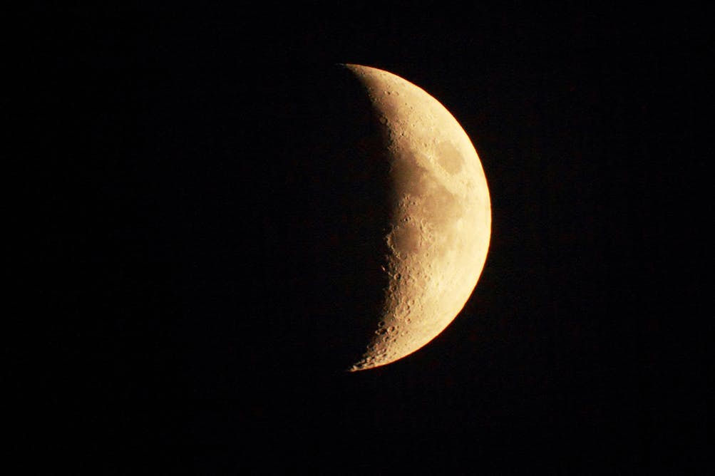 Вырастающая луна. Растущая Луна. Фото Луны. Растущая Луна фото. Изображение растущей Луны.