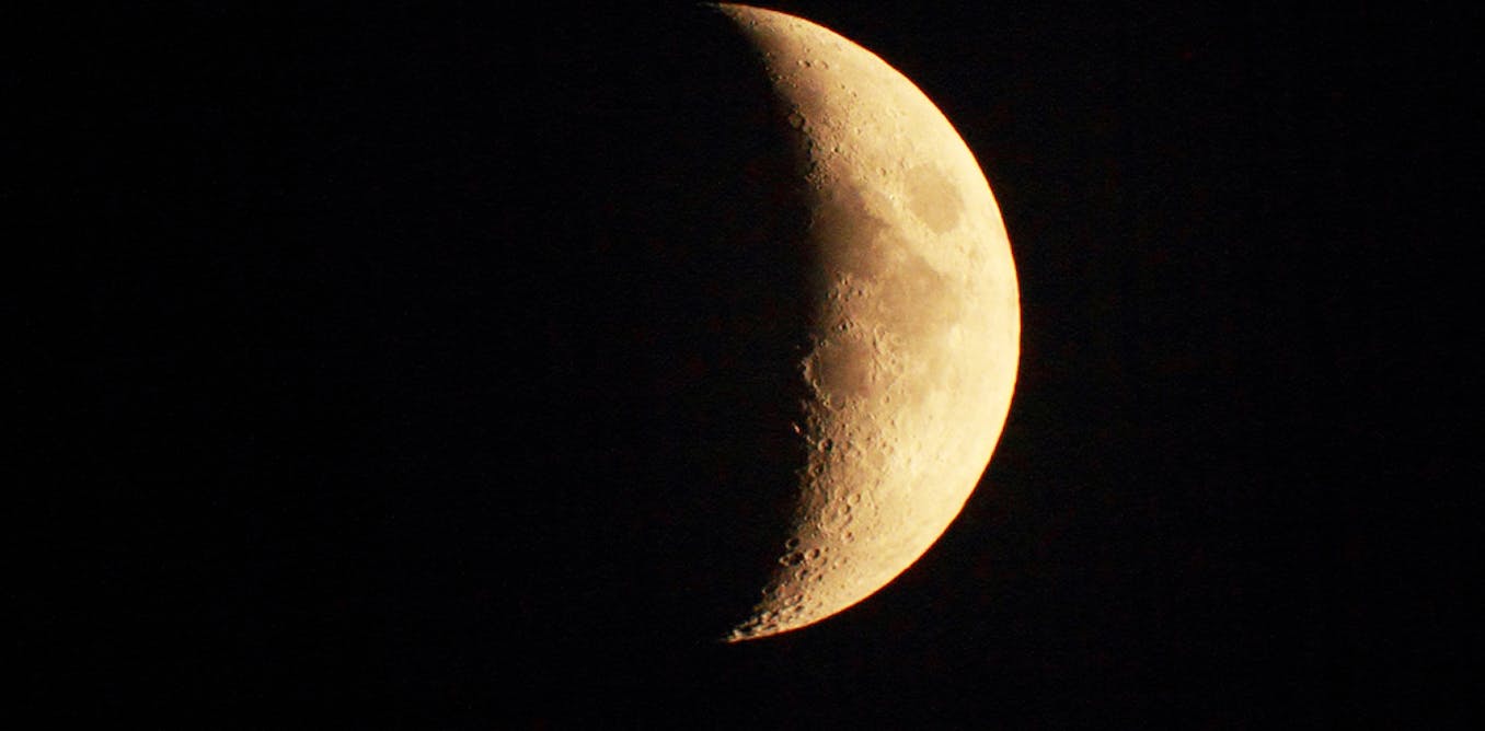 Вырастающая луна. Растущая Луна. Фото Луны. Растущая Луна фото. Изображение растущей Луны.