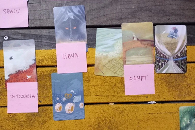 Un jeu de cartes utilisé à bord pour les ateliers.