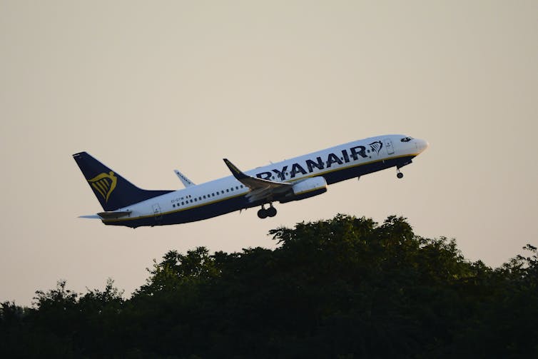 Avión de Ryanaira volando sobre el treenic