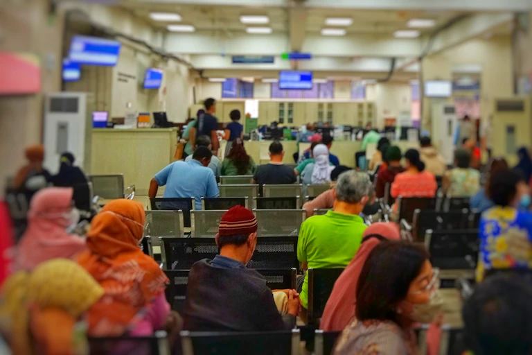 Budaya sungkan di Indonesia telah membuat warga enggan mengkomplain kualitas pelayanan publik yang kurang baik.