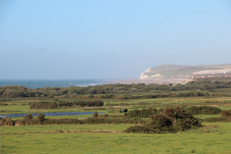 paysage mer plaine et falaises