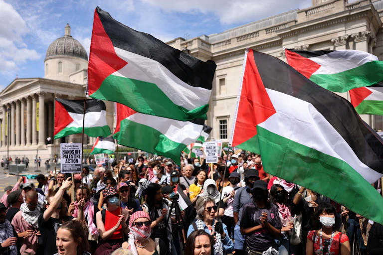 Protesters near the National Gallery carrying Palestinian flags