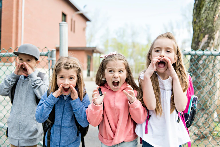 Des enfants criant à la sortie de l'école