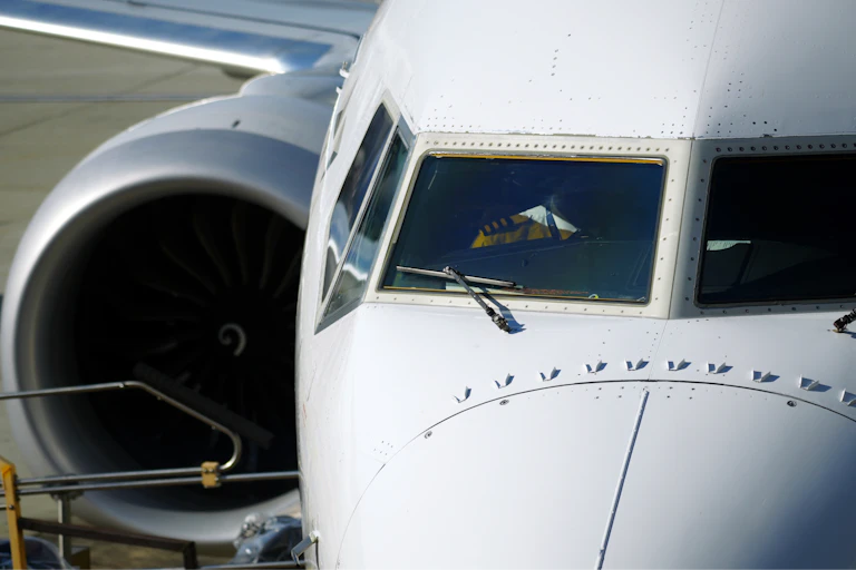 La cockpit et le réacteur d'un boeing 737 Max