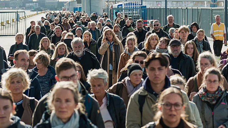 crowds of migrating refugees