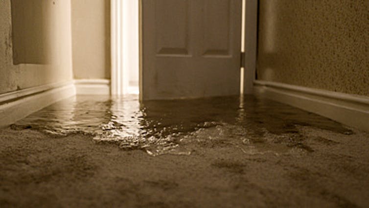door with water flooding room