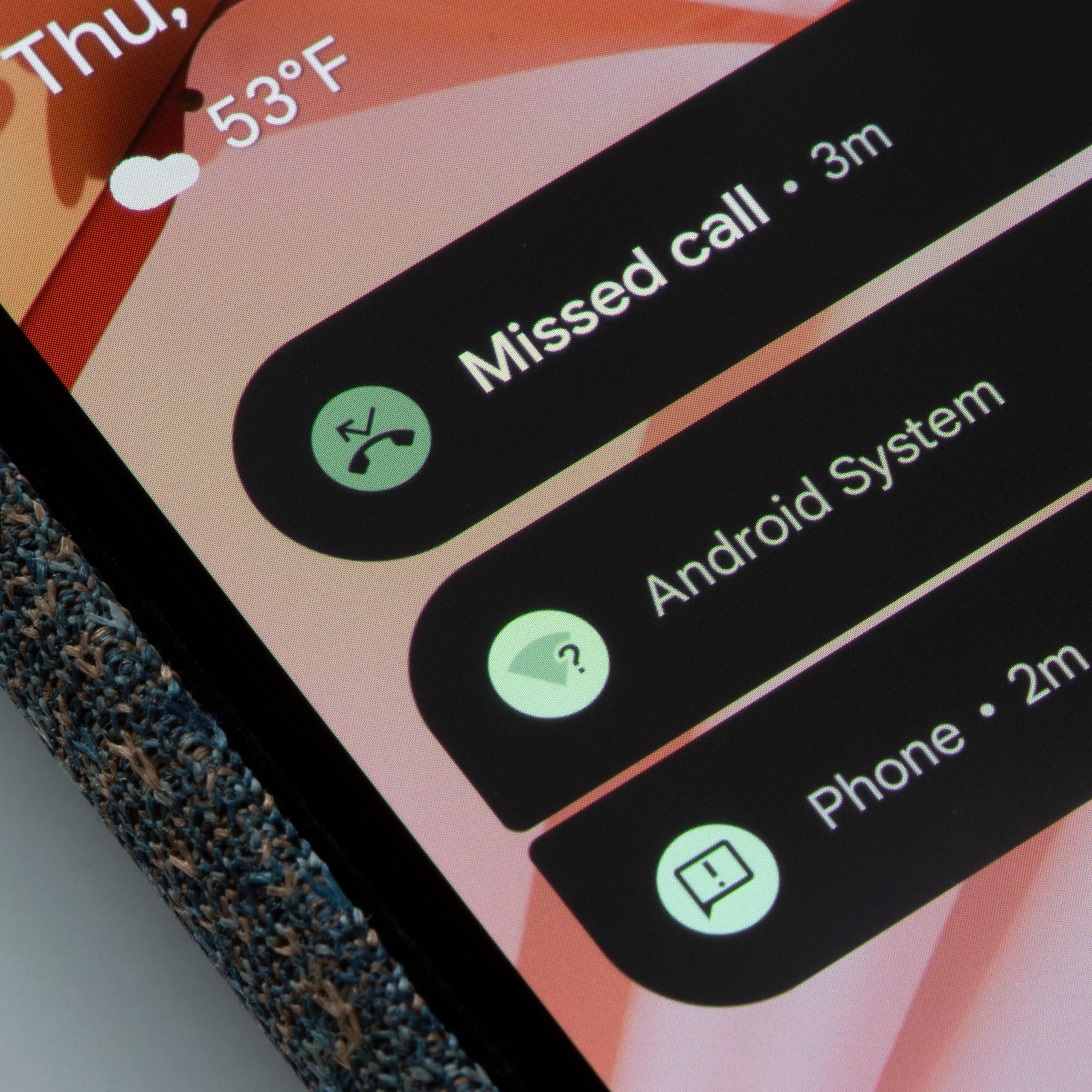 Une notification d'appel manqué sur l'écran du téléphone.